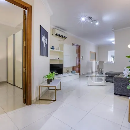 3br With Terrace Steps From The Sea *