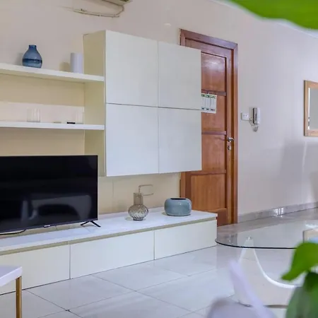 Apartman 3br With Terrace Steps From The Sea *