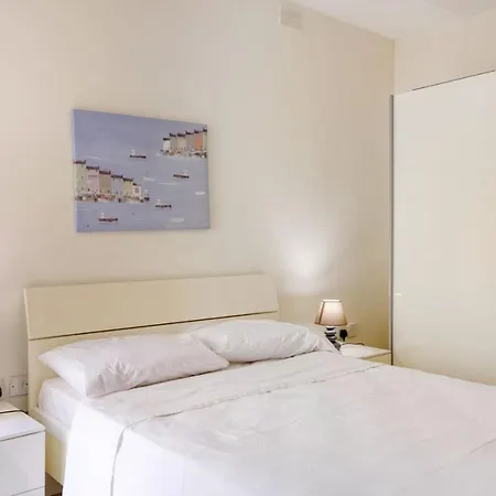 Apartman 3br With Terrace Steps From The Sea *