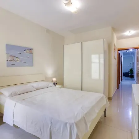 Apartman 3br With Terrace Steps From The Sea