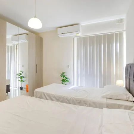 Apartman 3br With Terrace Steps From The Sea