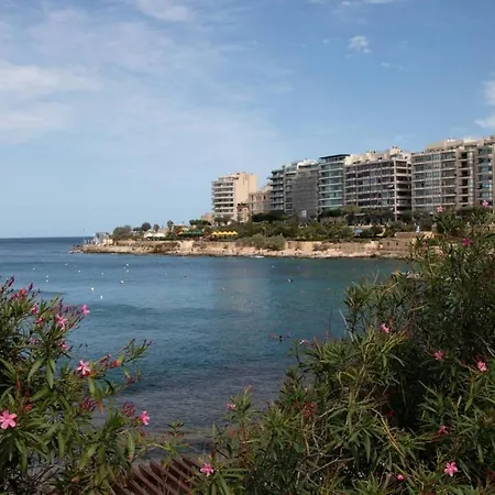 3br With Terrace Steps From The Sea Apartmán Sliema