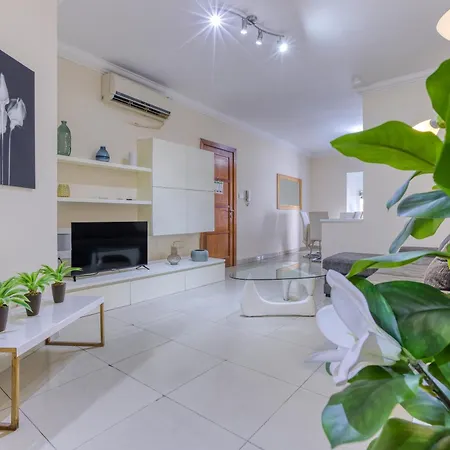 Apartman 3br With Terrace Steps From The Sea