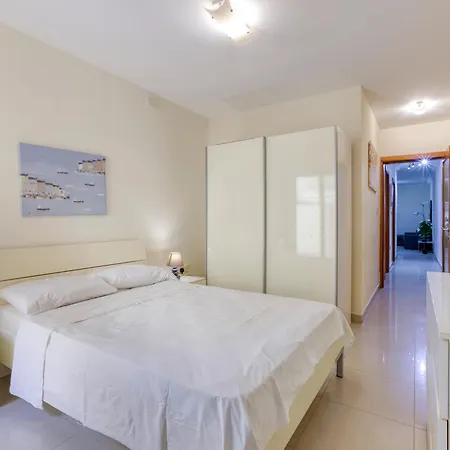 3br With Terrace Steps From The Sea *