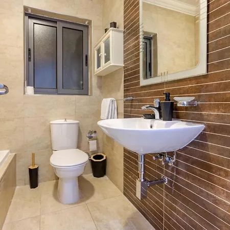 Apartmán 3br With Terrace Steps From The Sea *