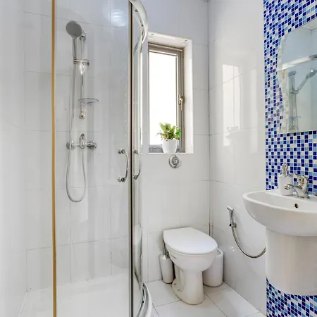 3br With Terrace Steps From The Sea *