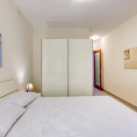 Apartman 3br With Terrace Steps From The Sea