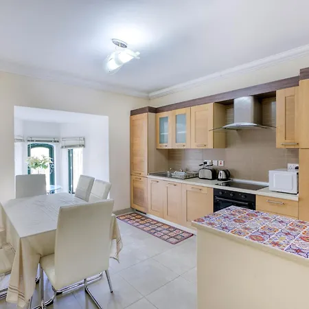3br With Terrace Steps From The Sea *
