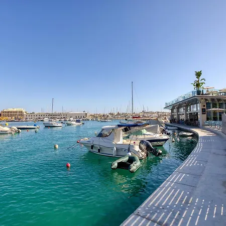 Apartman 3br With Terrace Steps From The Sea *